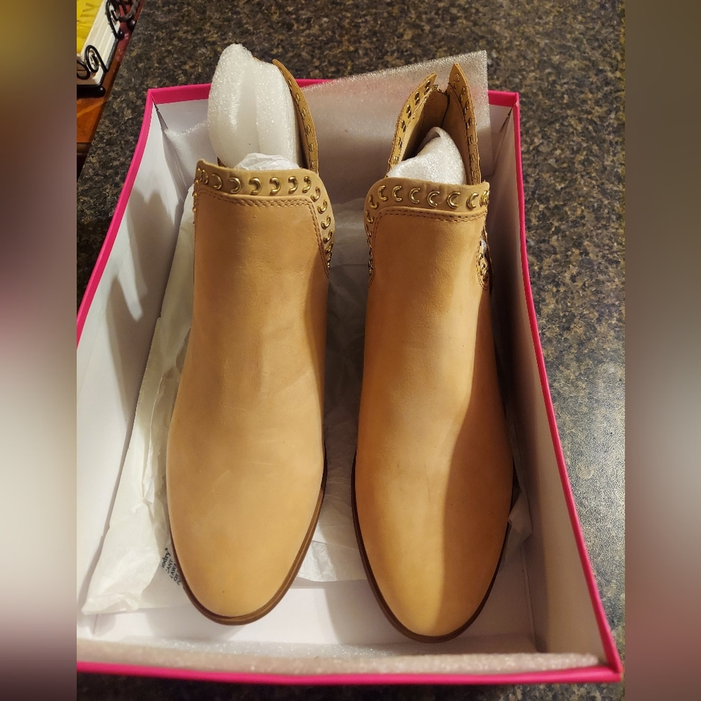 Vince Camuto - Picture 4 of 4